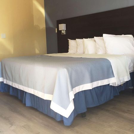 Days Inn By Wyndham Airport - Phoenix Bagian luar foto