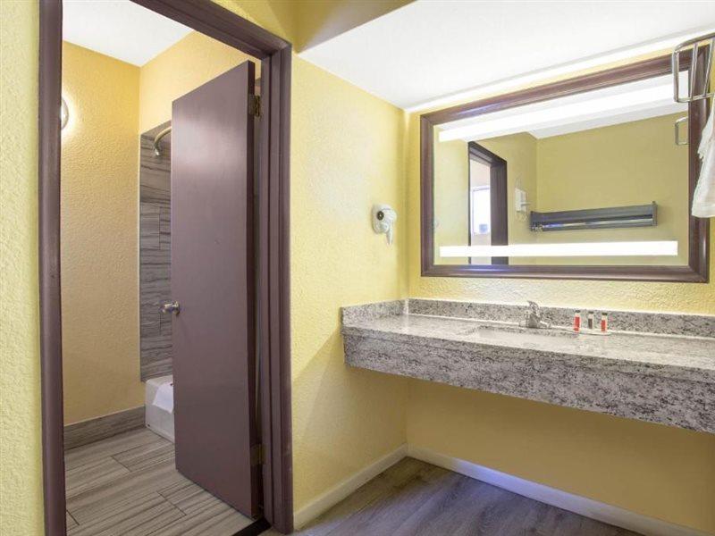 Days Inn By Wyndham Airport - Phoenix Bagian luar foto