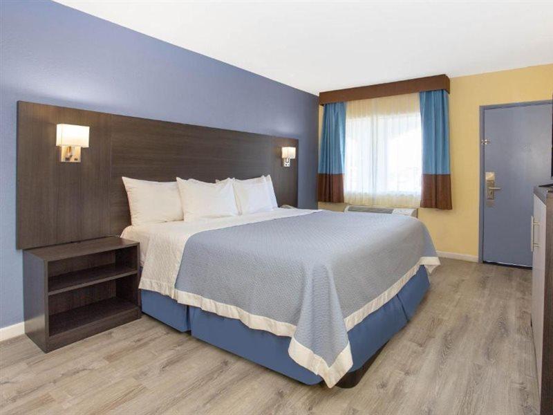 Days Inn By Wyndham Airport - Phoenix Bagian luar foto