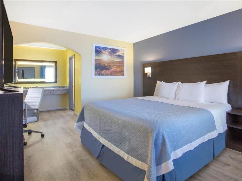 Days Inn By Wyndham Airport - Phoenix Bagian luar foto