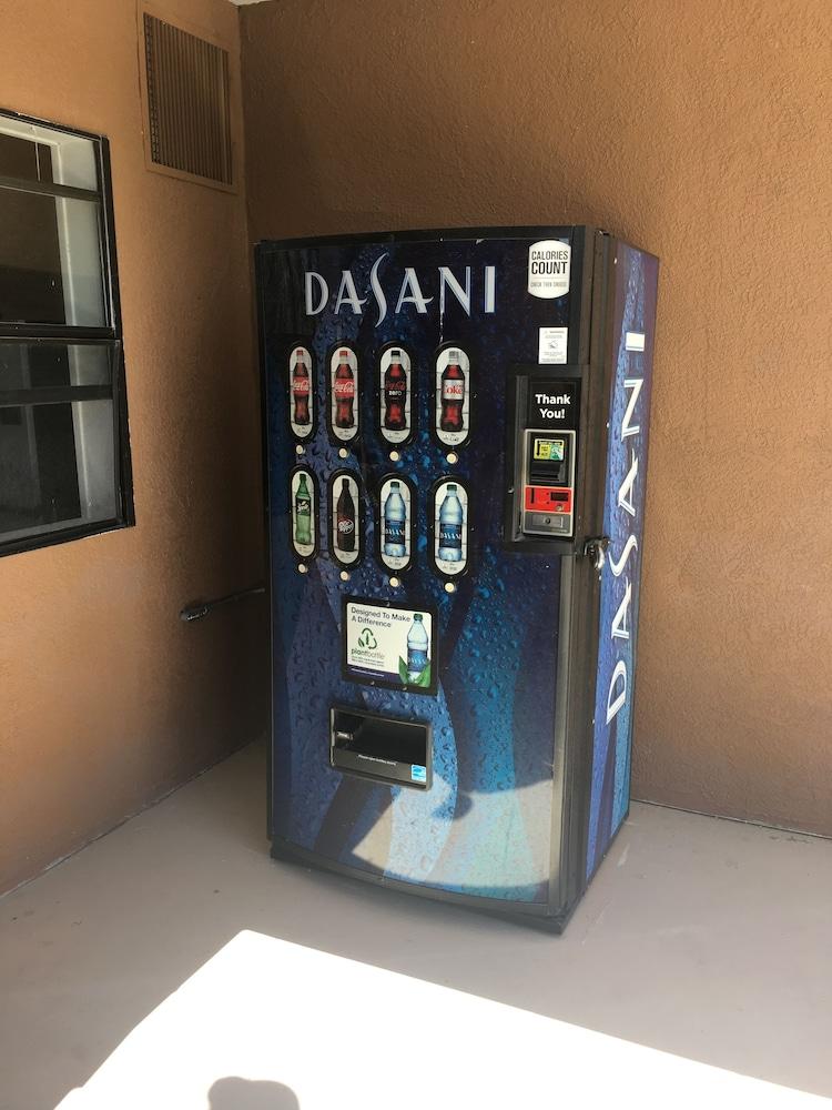 Days Inn By Wyndham Airport - Phoenix Bagian luar foto
