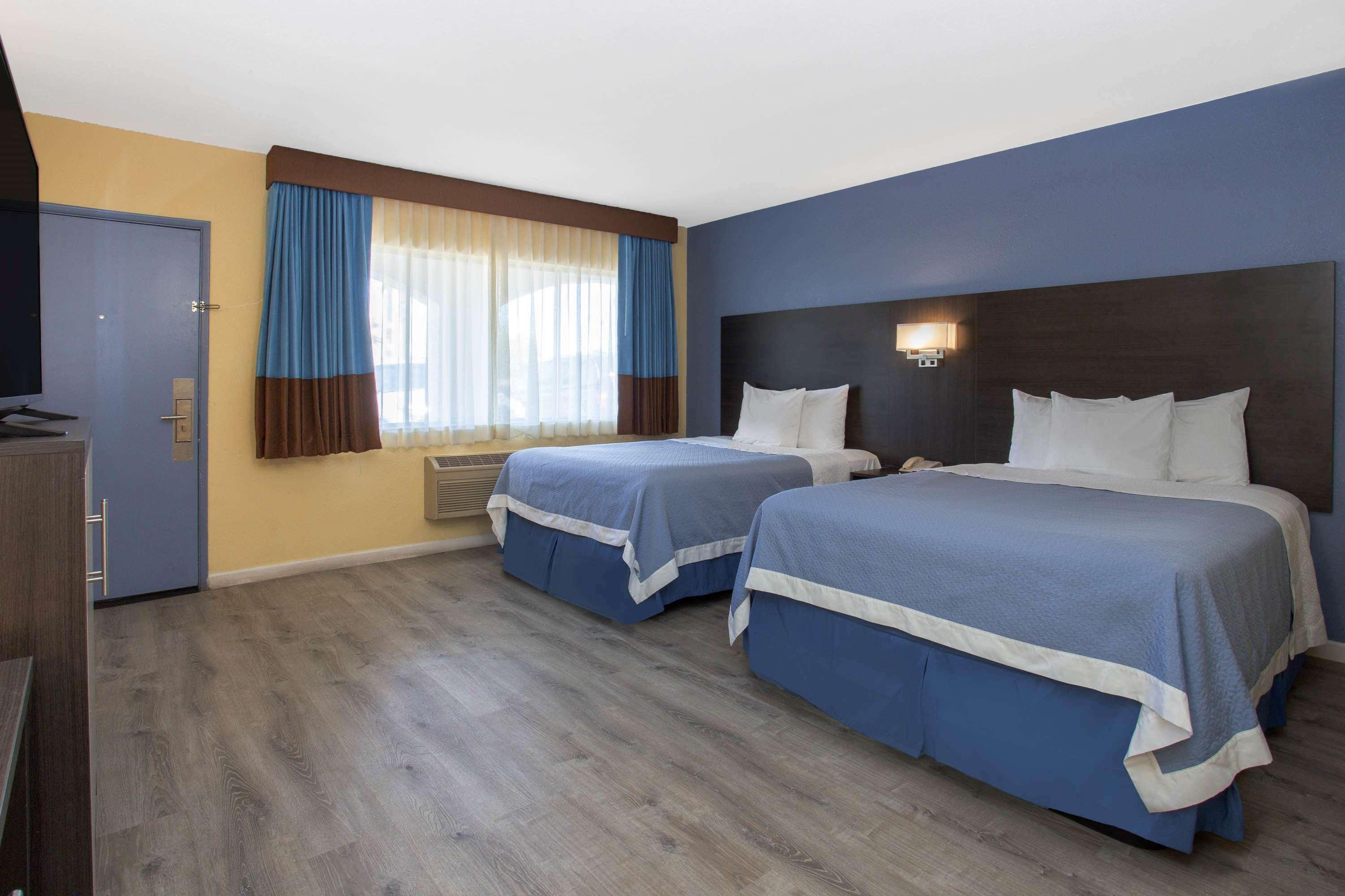 Days Inn By Wyndham Airport - Phoenix Bagian luar foto