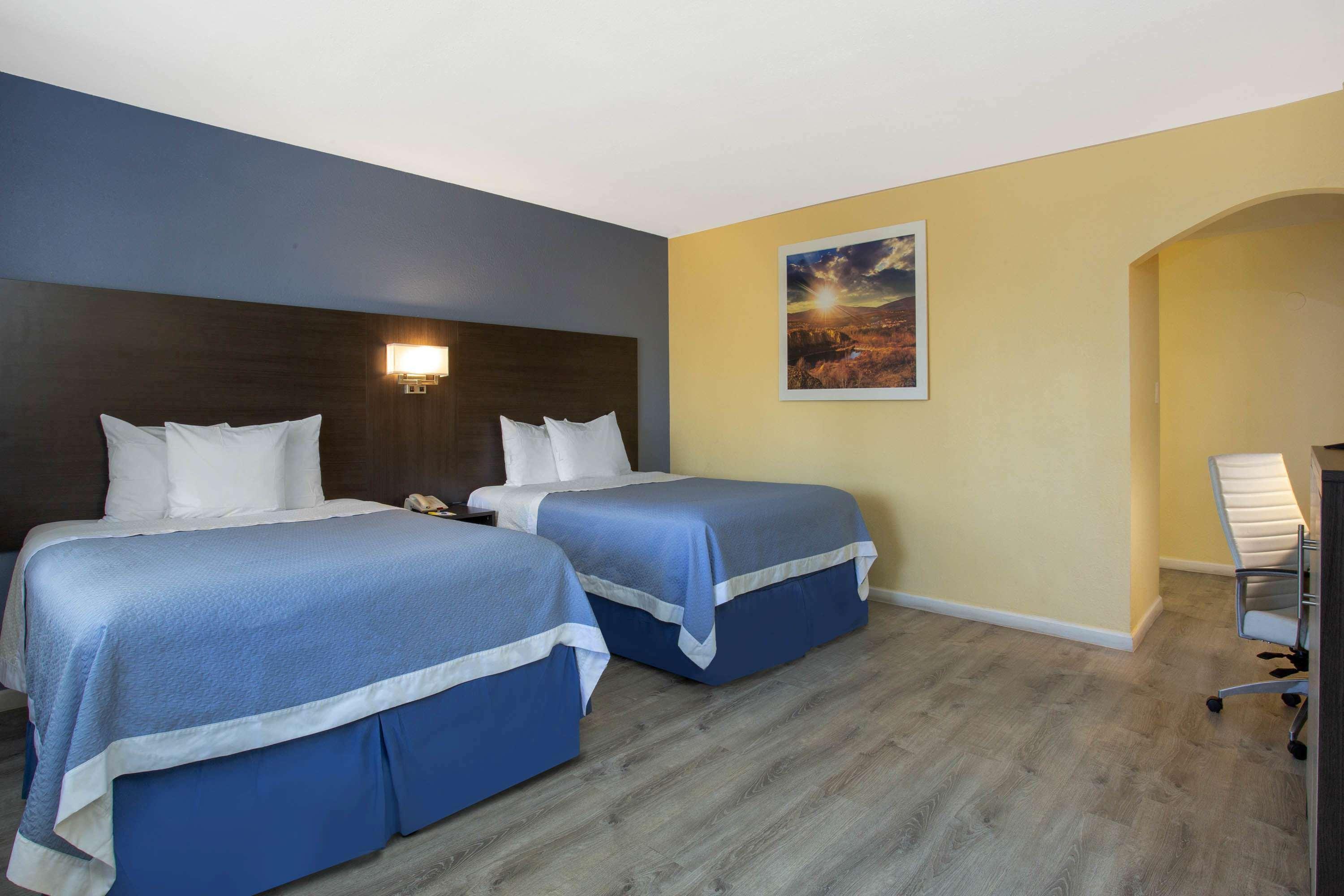 Days Inn By Wyndham Airport - Phoenix Bagian luar foto