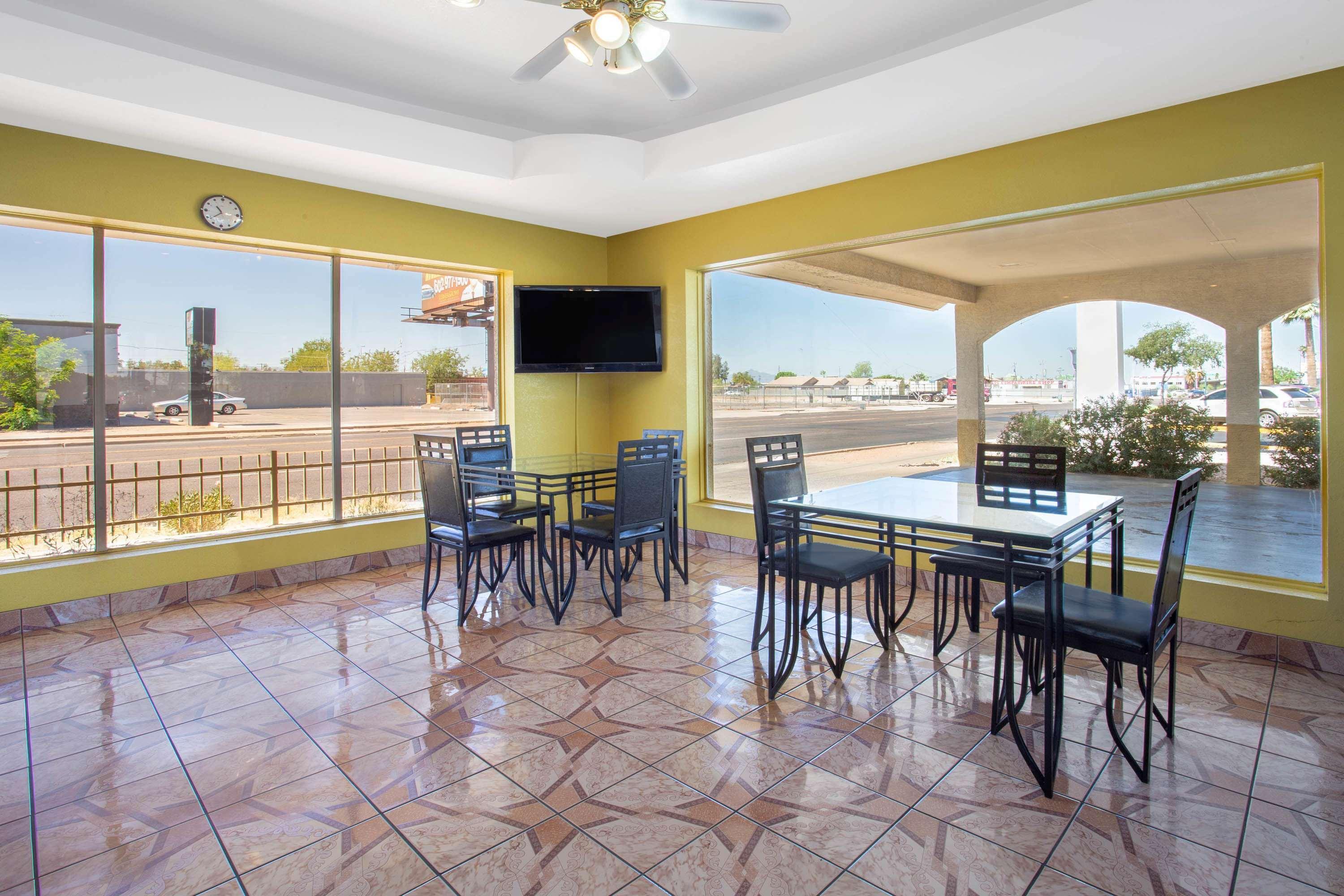 Days Inn By Wyndham Airport - Phoenix Bagian luar foto