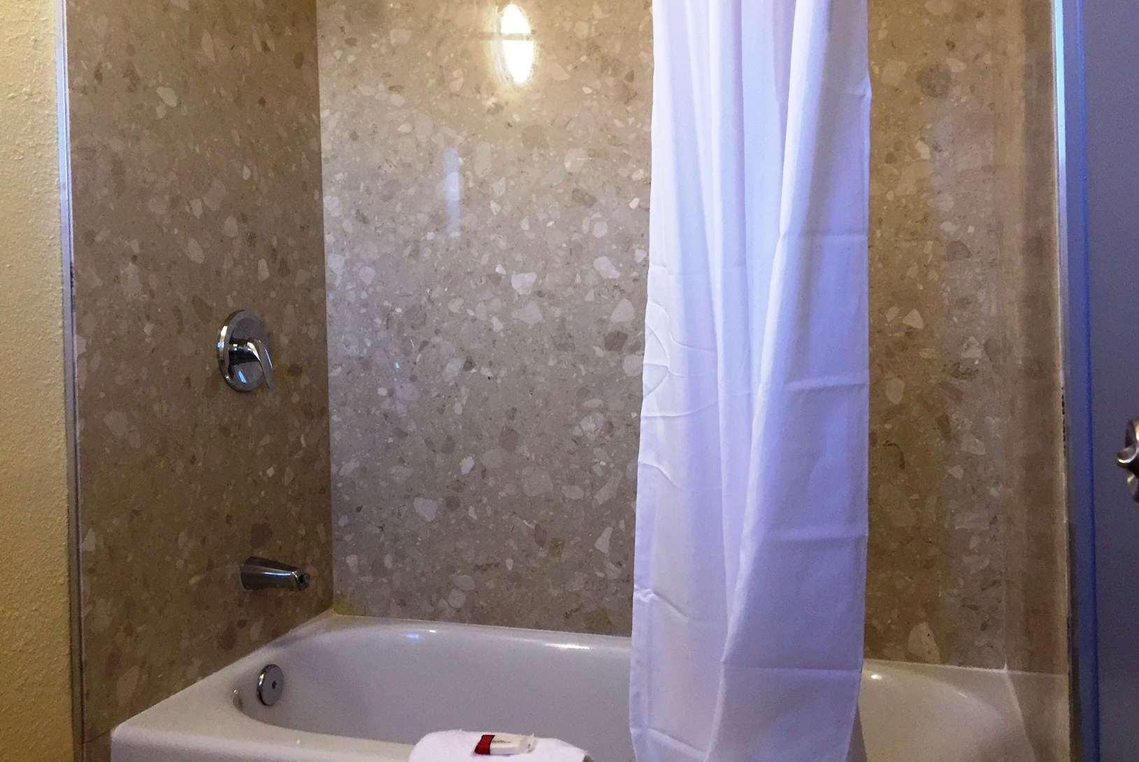 Days Inn By Wyndham Airport - Phoenix Bagian luar foto