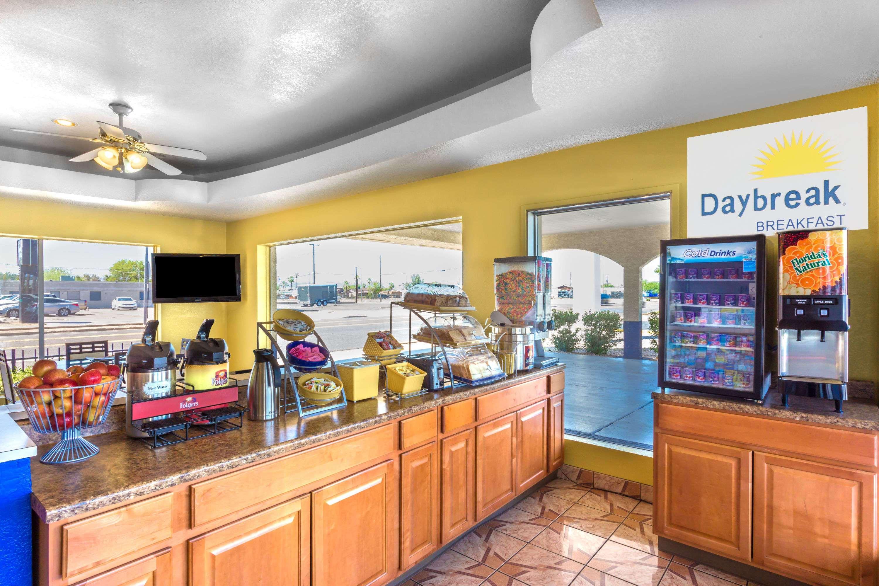 Days Inn By Wyndham Airport - Phoenix Bagian luar foto