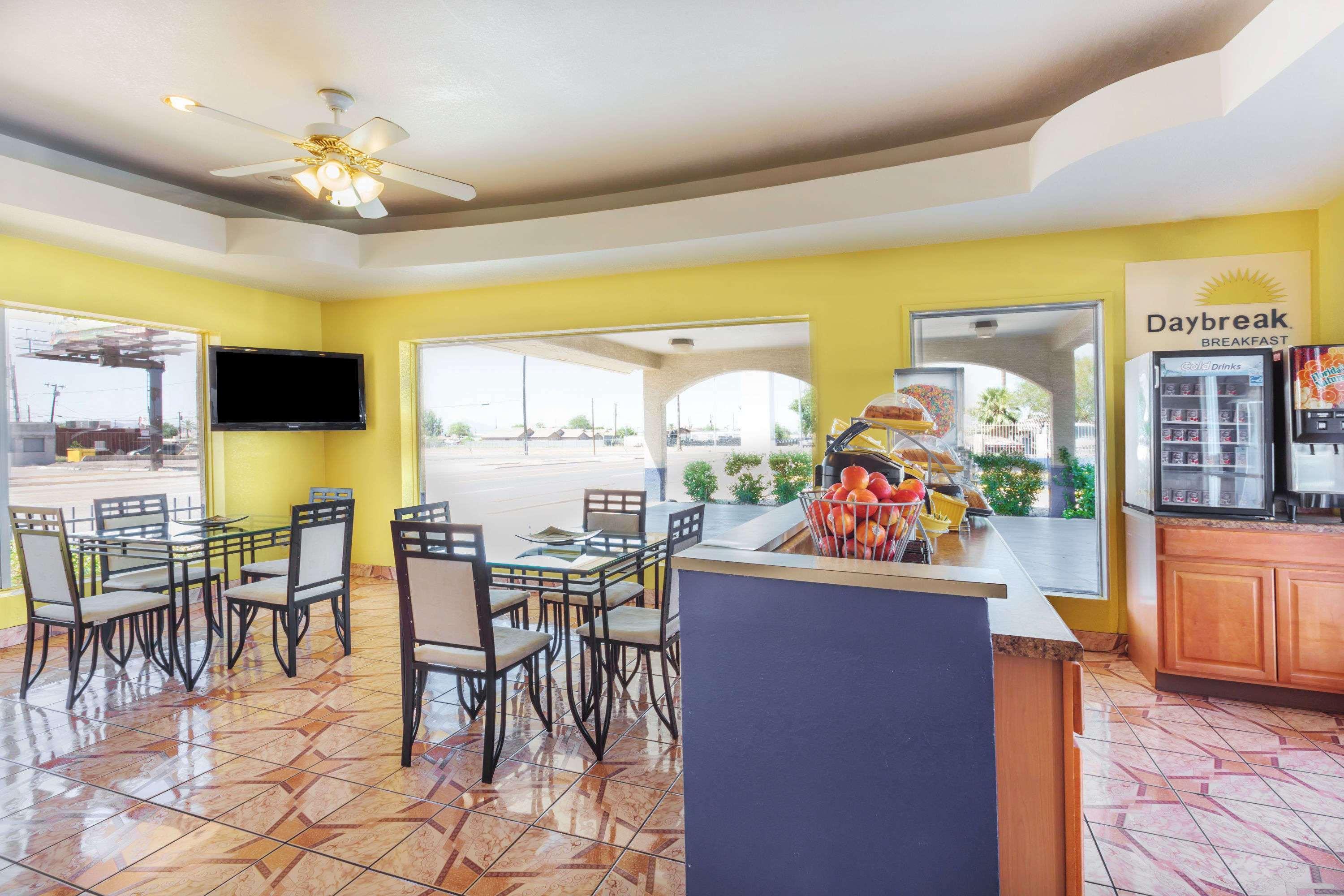 Days Inn By Wyndham Airport - Phoenix Bagian luar foto