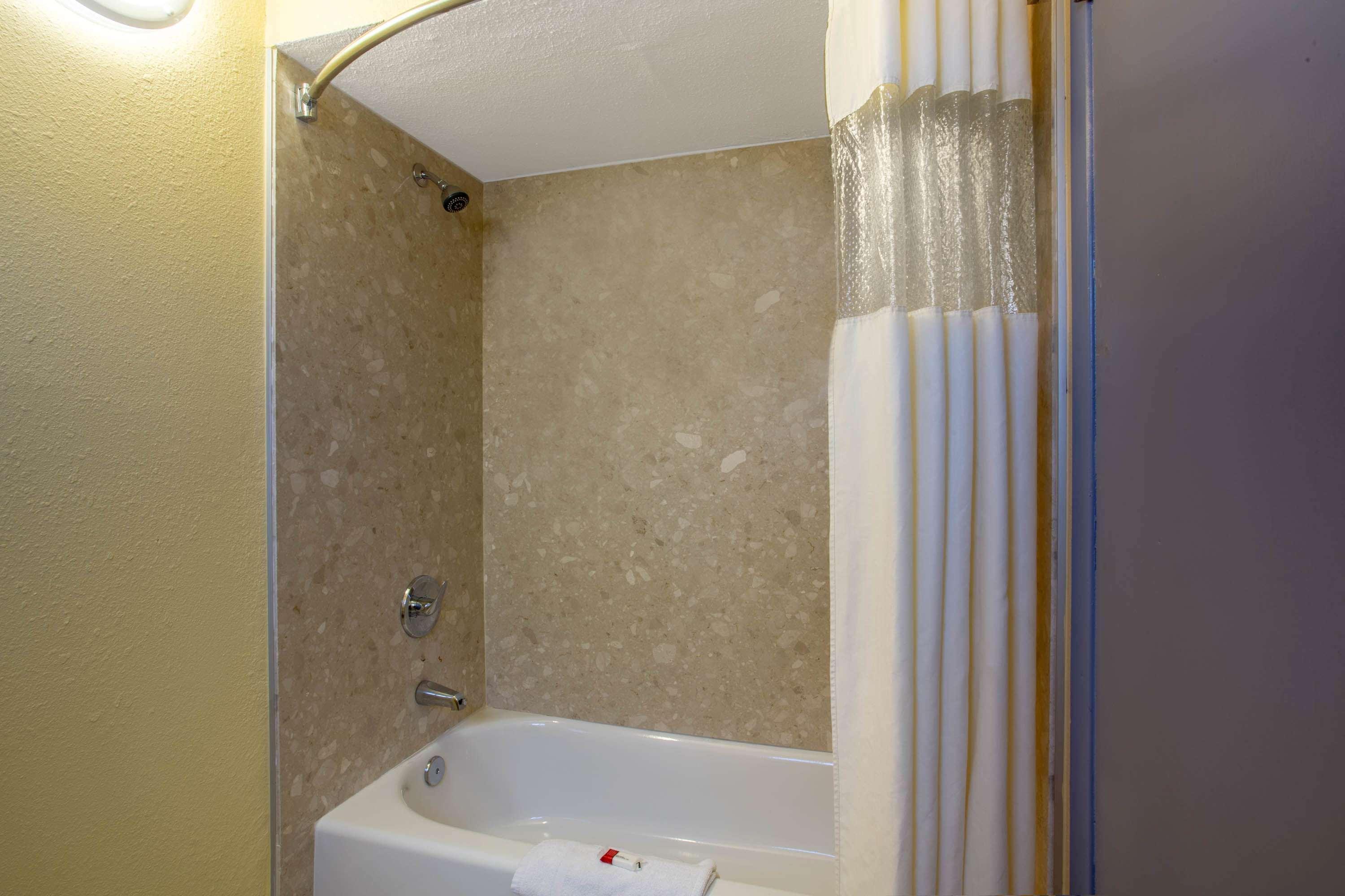 Days Inn By Wyndham Airport - Phoenix Bagian luar foto