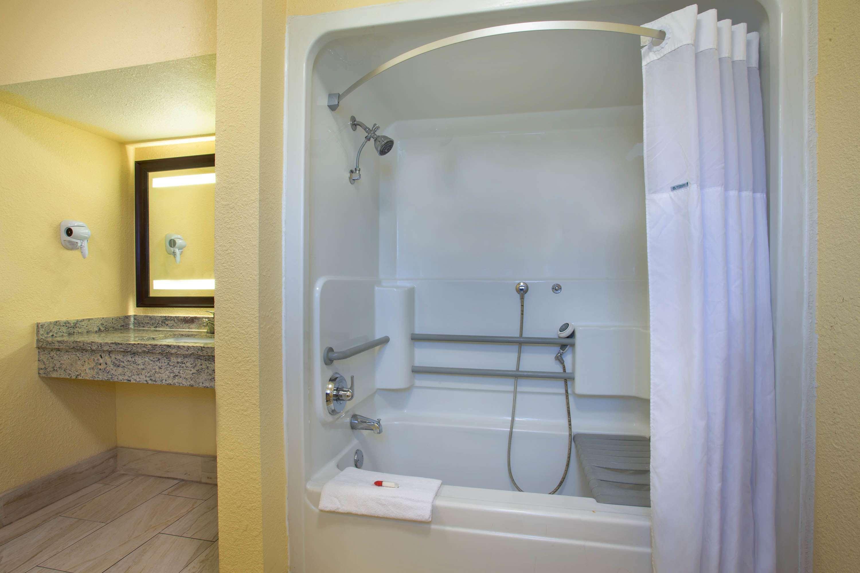 Days Inn By Wyndham Airport - Phoenix Bagian luar foto