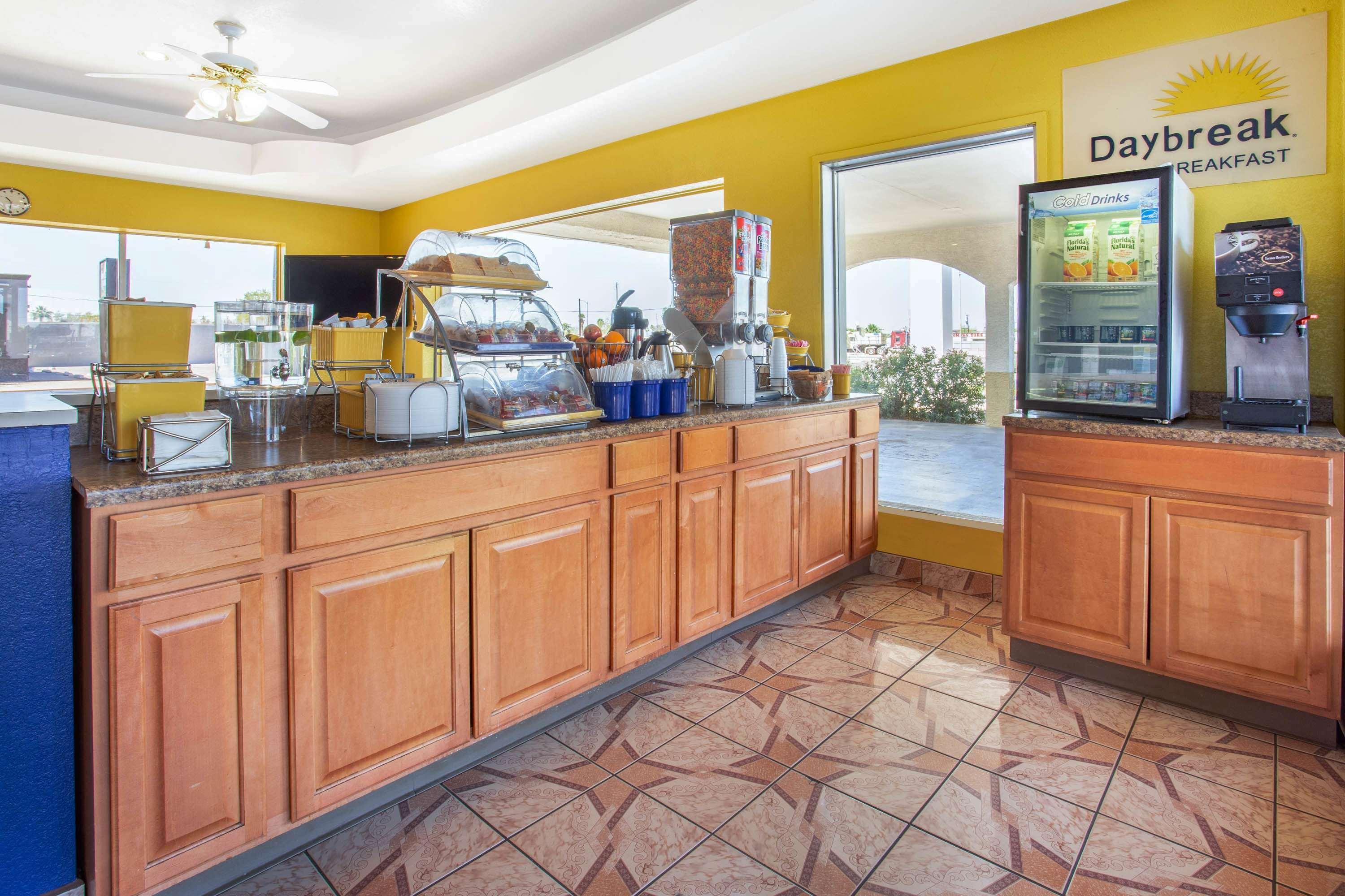 Days Inn By Wyndham Airport - Phoenix Bagian luar foto