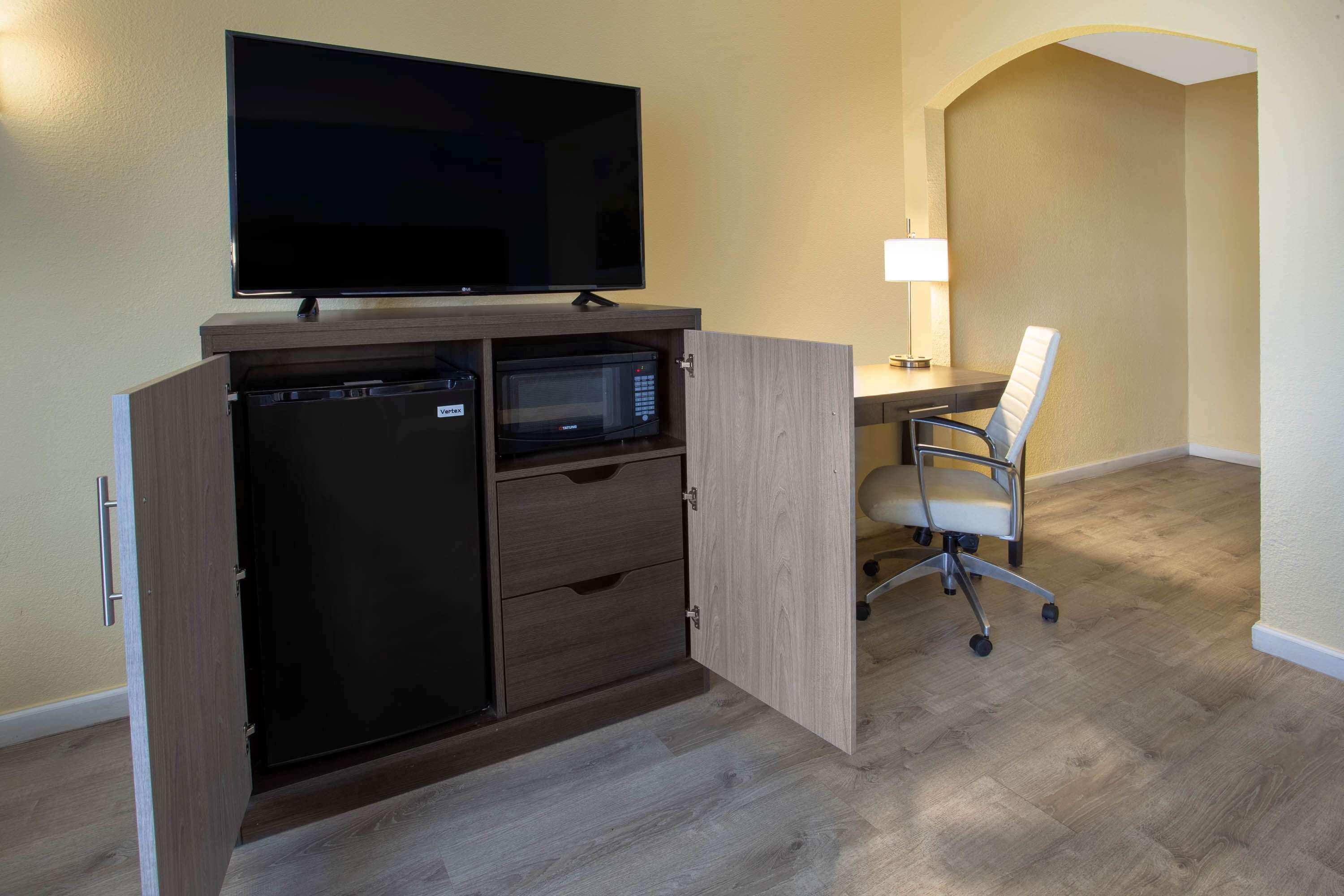 Days Inn By Wyndham Airport - Phoenix Bagian luar foto