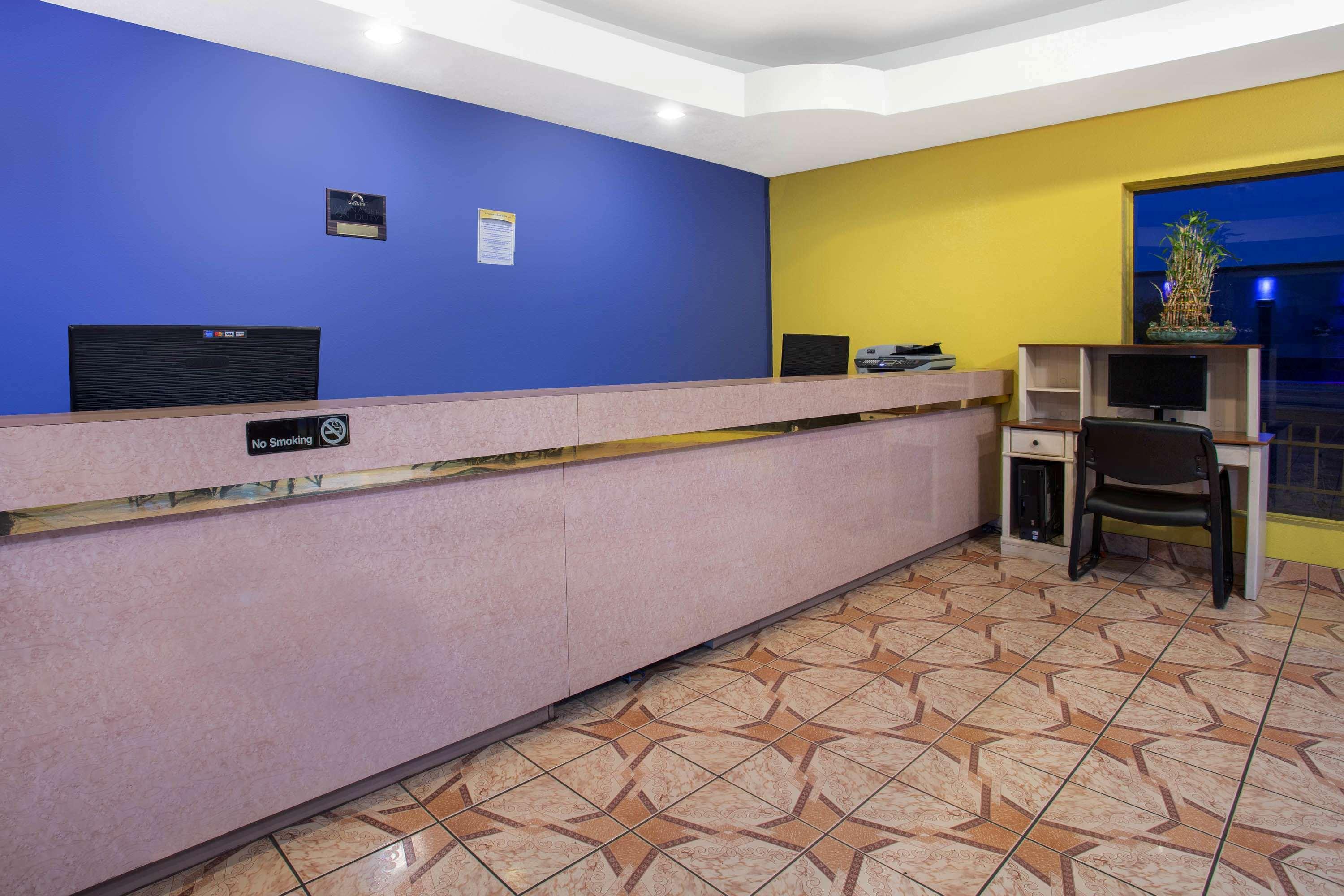 Days Inn By Wyndham Airport - Phoenix Bagian luar foto