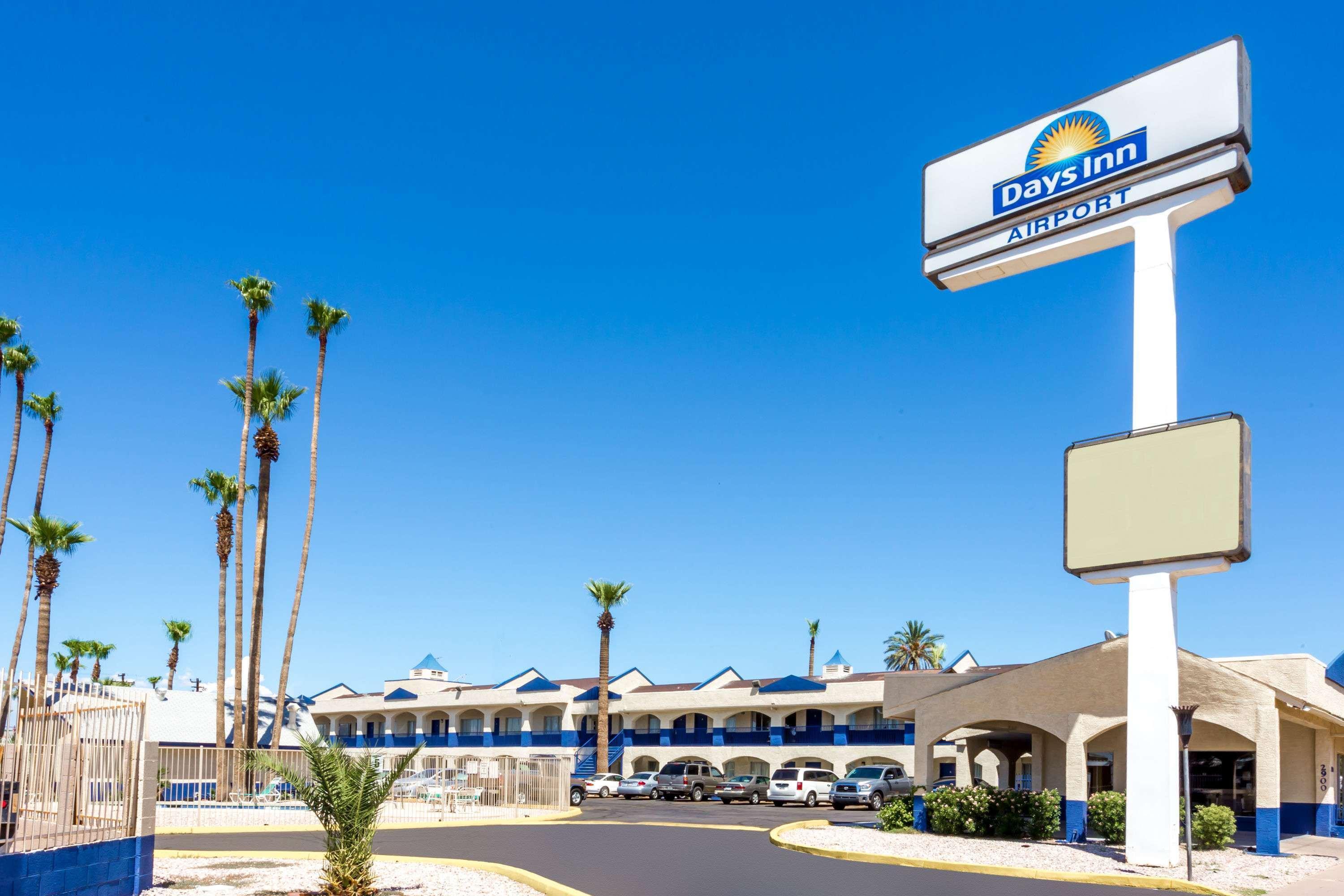 Days Inn By Wyndham Airport - Phoenix Bagian luar foto