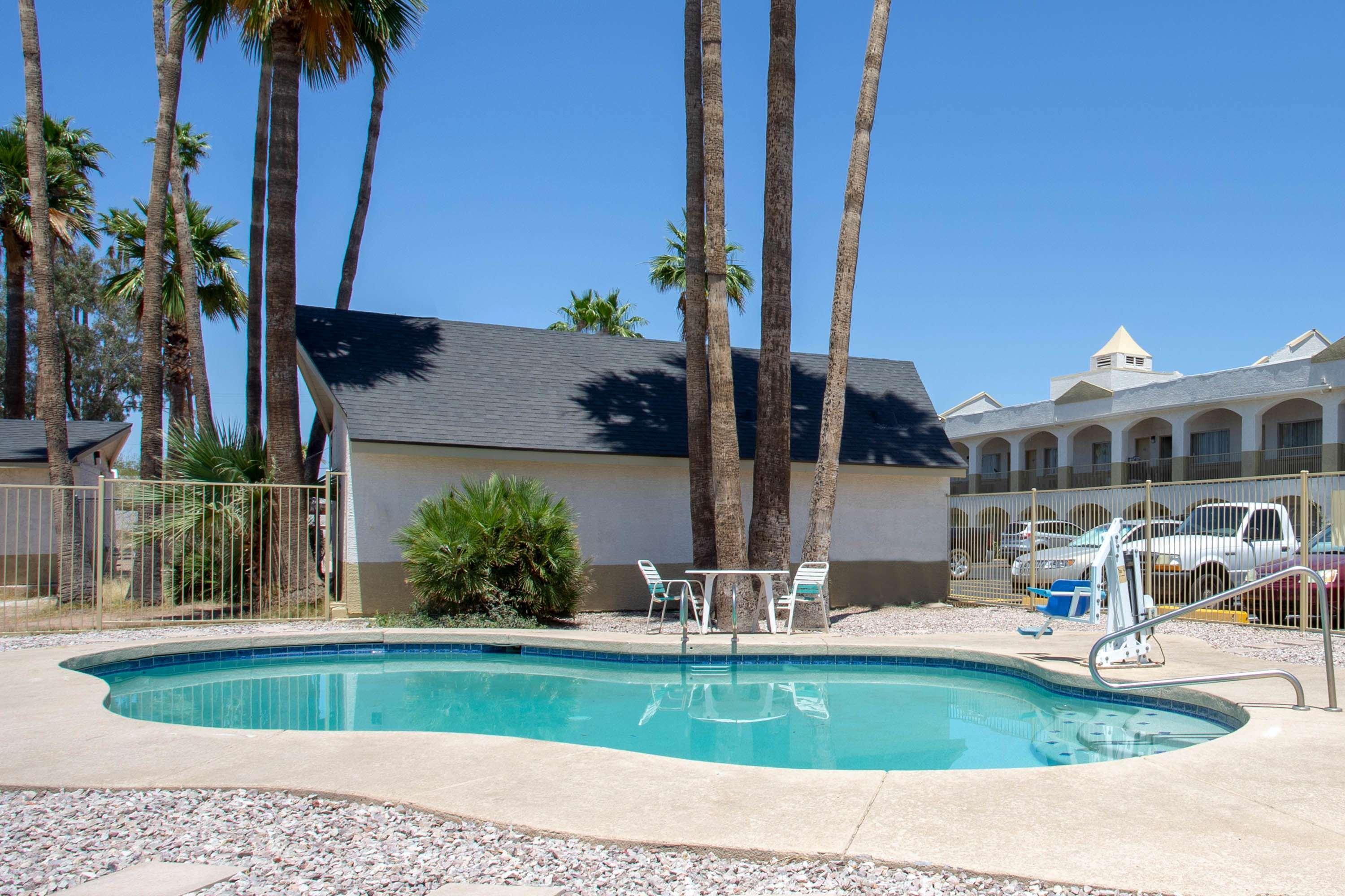 Days Inn By Wyndham Airport - Phoenix Bagian luar foto