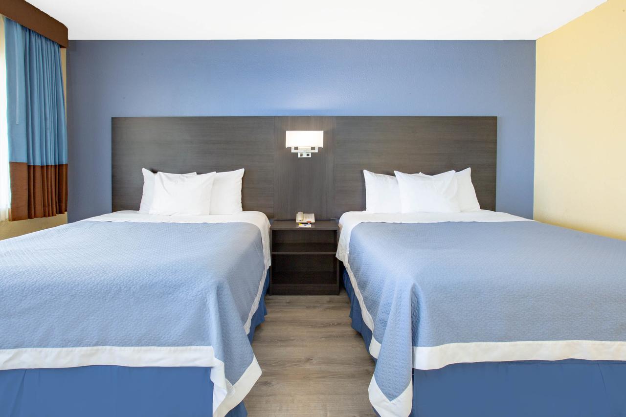 Days Inn By Wyndham Airport - Phoenix Bagian luar foto