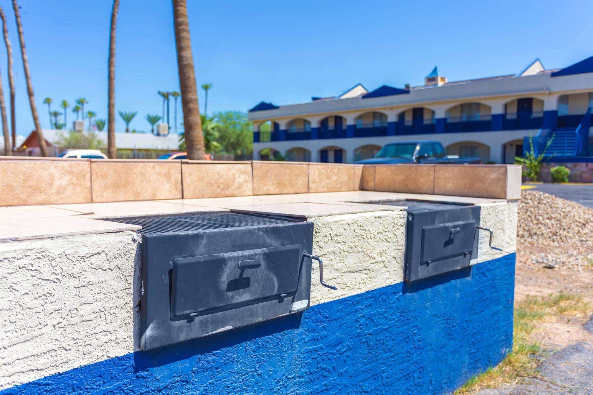 Days Inn By Wyndham Airport - Phoenix Bagian luar foto