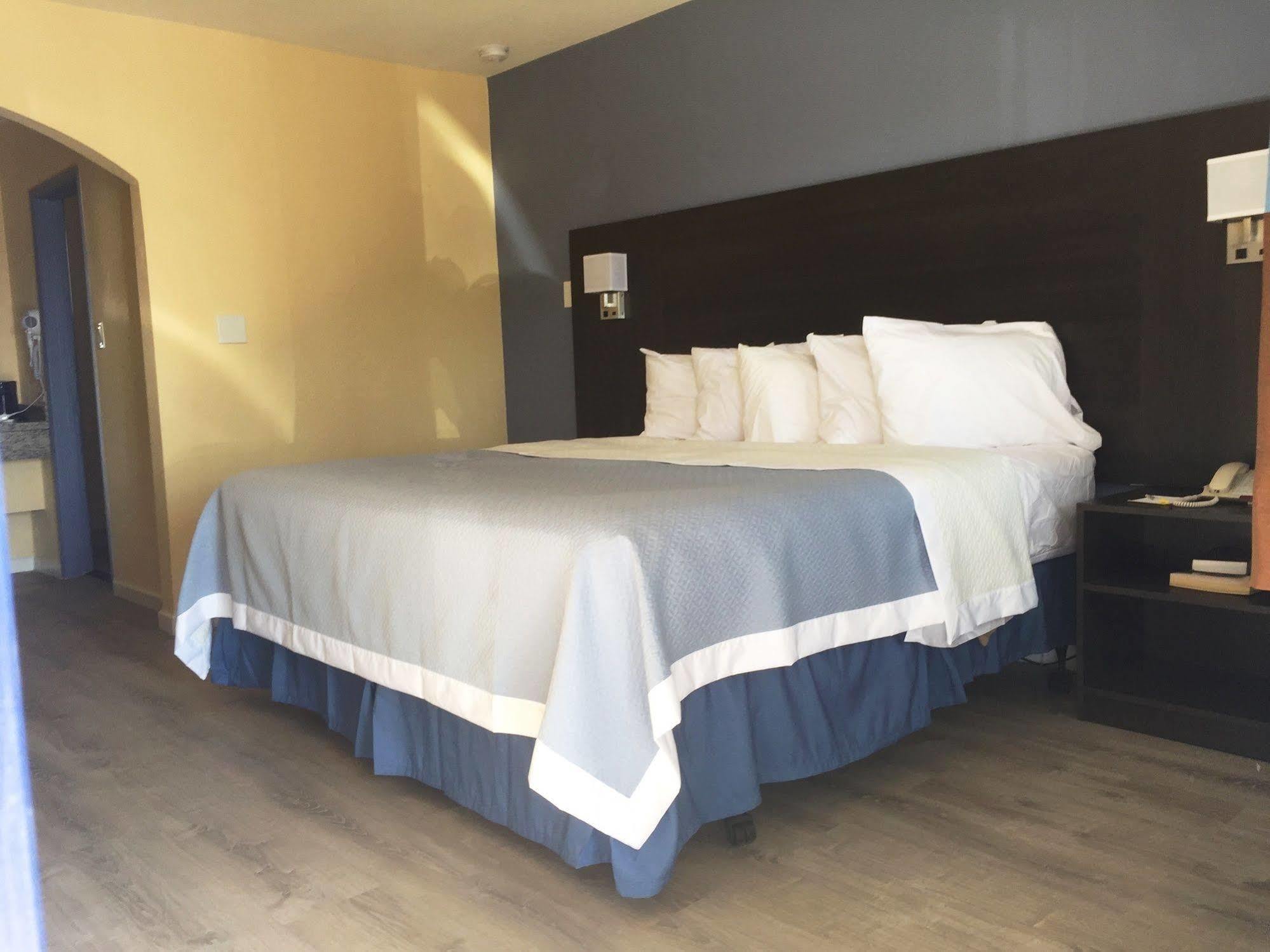 Days Inn By Wyndham Airport - Phoenix Bagian luar foto